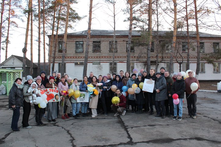 친구와 가족에게 둘러싸인 골릭 배우자