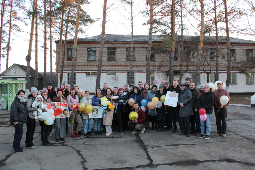 Супруги Голик в окружении друзей и родных