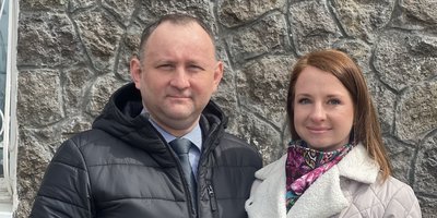 阿列克谢·奥夫查尔 （Aleksey Ovchar） 和他的妻子在堪察加边疆区法院大楼附近的上诉法院当天