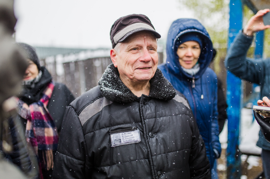 Николай Воищев в окружении друзей