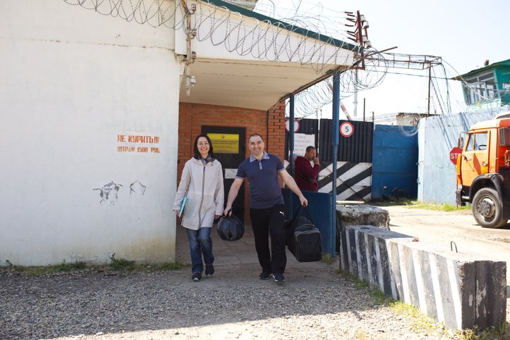 Tutkintavankeudesta poistuessaan Inver Siyukhov tapasi hänen sisarensa ja julkisen puolustajansa Zarietan. Huhtikuu 2025