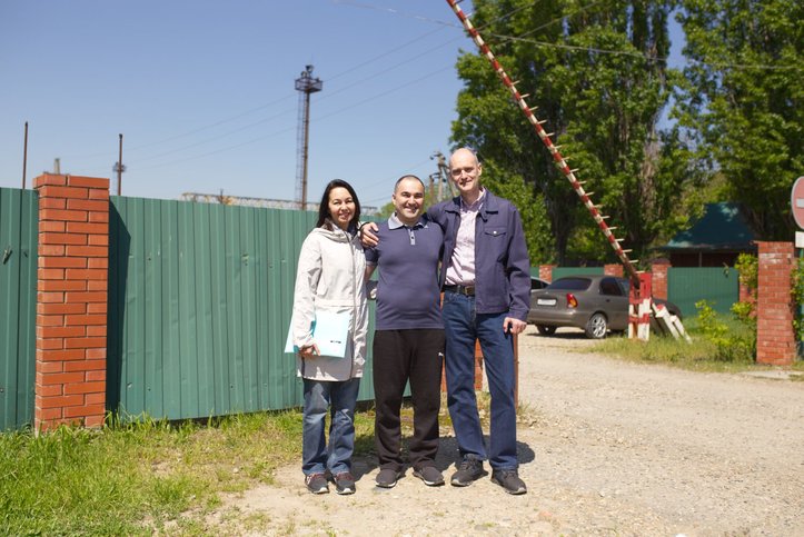 Inver Siyukhov (keskellä) ja hänen sisarensa miehensä kanssa. Huhtikuu 2025