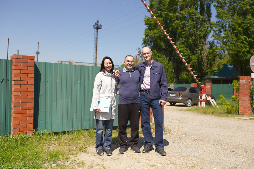 Инвер Сиюхов (в центре) и его сестра со своим мужем. Апрель 2025 г.