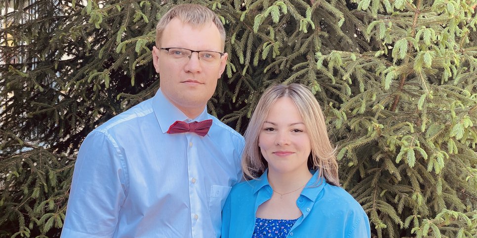 Anton Kuzhelkov con su esposa Alyona