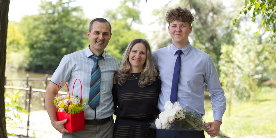 Irina Ushakova with her husband and son on the day of the verdict