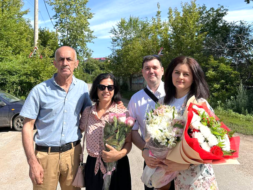  Слева направо: Отец и сестра, а также муж Соны фотографируются с ней после ее освобождения. Июль 2025 г.