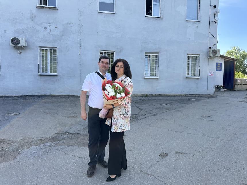 Сона с мужем возле исправительного центра