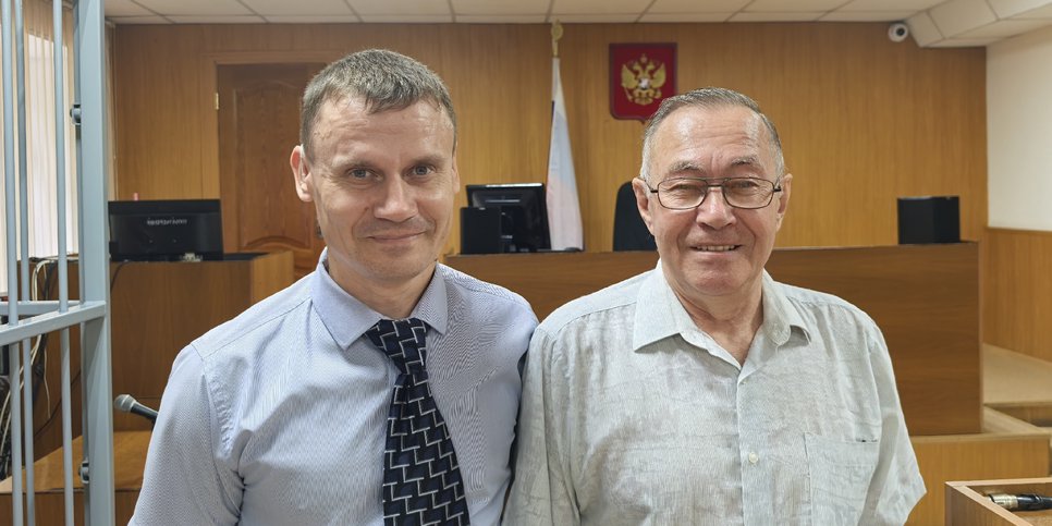 Aleksandr Krushevskiy y Anatoliy Artamonov en la sala del tribunal, 28 de julio de 2025