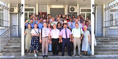 Верующие, их друзья и родные перед зданием суда, июль 2025 года