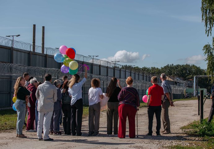 Na saída da colônia penal, Vladimir é recebido por amigos