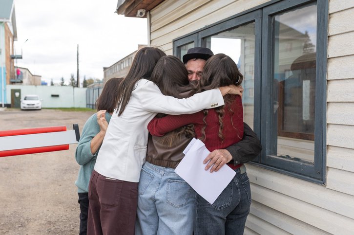가족들은 검문소에서 콘스탄틴을 껴안고 있다. 2025년 9월 10일.