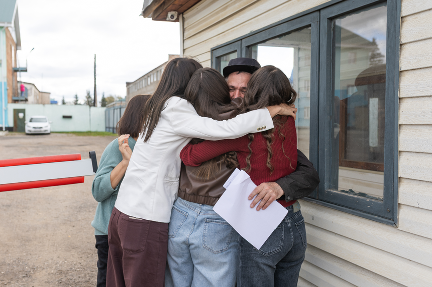 Родные обнимают Константина на пропускном пункте. 10 сентября 2025 г.