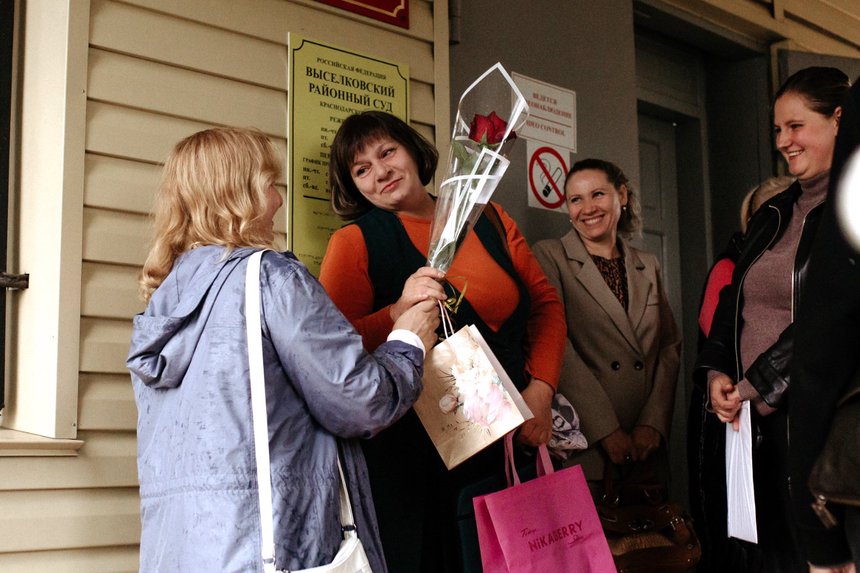 바실리나 펜스카야(Vasilina Penskaya)와 이리나 우샤코바(Irina Ushakova)는 판결 당일 나탈리아를 지지하러 온 사람들 중 하나였습니다. 2025년 9월 30일