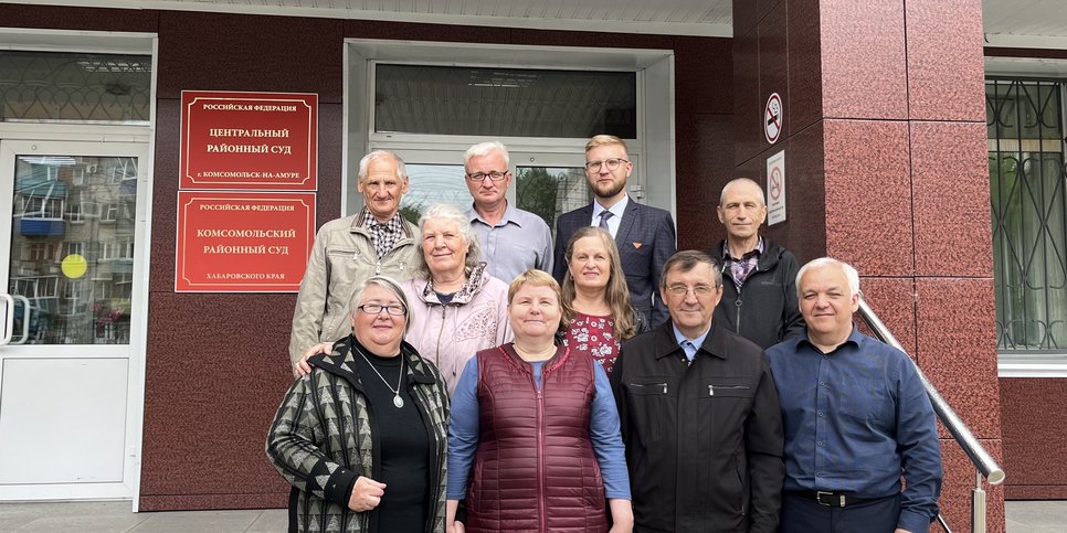 Die verurteilten Zeugen Jehovas vor Gericht. 1. Oktober 2025.