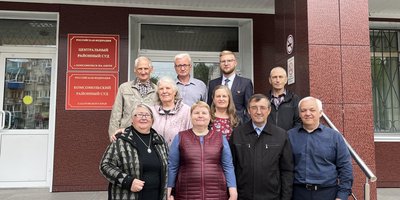 유죄 판결을 받은 여호와의 증인이 법정 앞에 섰다. 2025년 10월 1일.