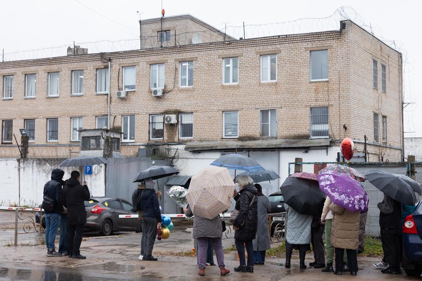 Друзья ждут Вардана Закаряна возле исправительной колонии