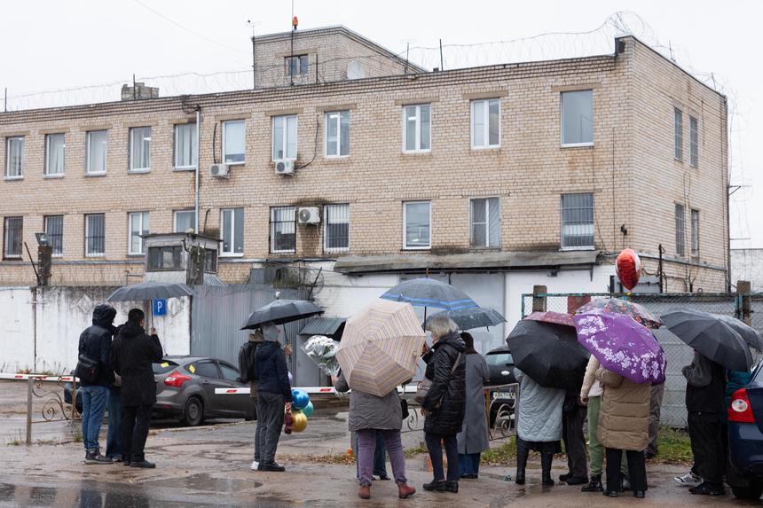 Friends are waiting for Vardan Zakaryan near the penal colony