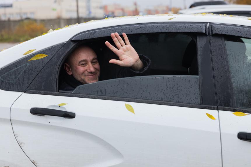 Закаряна увозят в депортационный центр