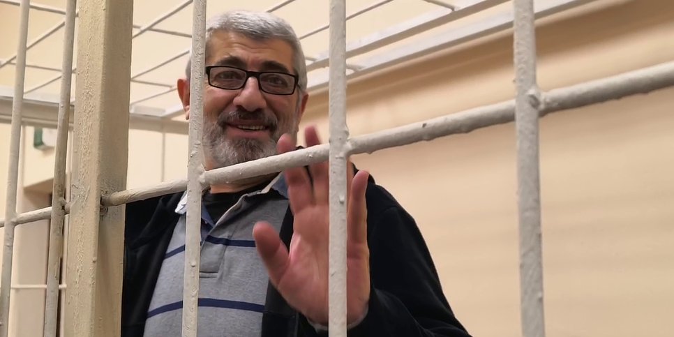 Samvel Babayan en una jaula durante una audiencia judicial, octubre de 2025