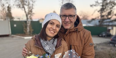 Dmitriy et Marina Dolzhikov le jour de sa libération. 24 octobre 2025