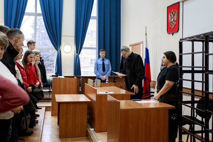 Слушатели, включая родных Анатолия, с напряжением вслушиваются в слова судьи. Декабрь 2025 г.