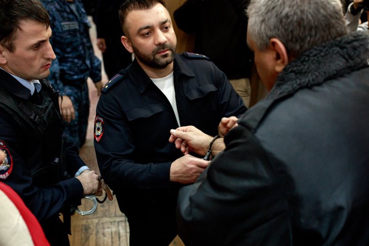 На Анатолия надевают наручники прямо в зале суда. Декабрь 2025 г.