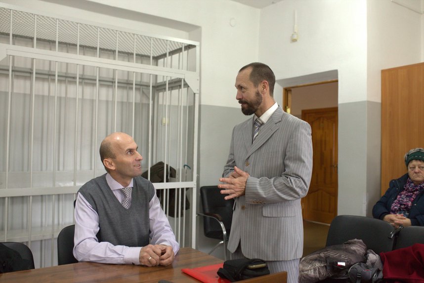 빅토르 스피리체프(왼쪽)와 세르게이 드부레첸스키(오른쪽)의 사건은 &lsquo;셰퍼드&rsquo;의 증언을 바탕으로 한다. 두 사람 모두 같은 날 선고를 받았다: 2년의 집행유예. 비셀키, 2025년 12월.