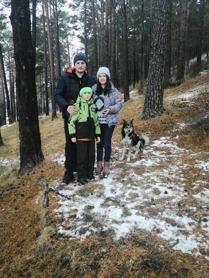 미하일 모이시는 아내와 장남과 함께 있다.