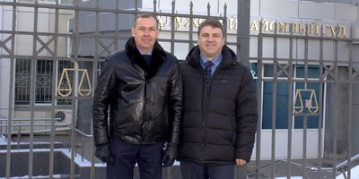 Дмитрий Кузин и Роман Махнёв у здания суда. Февраль 2025 г.