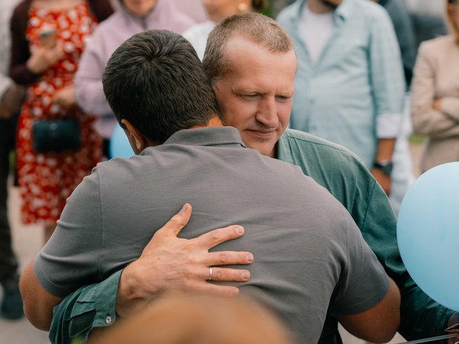 Александр в объятьях родных и близких.