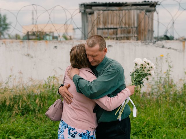 Александр в объятьях родных и близких.